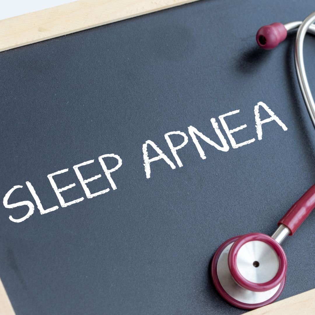 Μαυροπίνακας με τη φράση 'Sleep Apnea' γραμμένη με κιμωλία, συνοδευόμενη από ένα στηθοσκόπιο, συμβολίζοντας την υπνική άπνοια και τη σύνδεσή της με την ιατρική διάγνωση